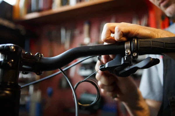 Muž drží opravy jízdních kol — Stock fotografie