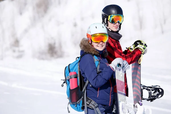De foto's voor de sportieve vrouw en man met snowboard op vakantie — Stockfoto