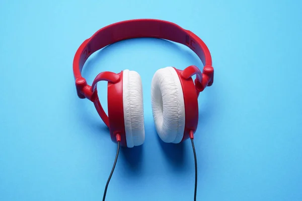 Photo Red White Headphones Empty Blue Background — Stock Photo, Image