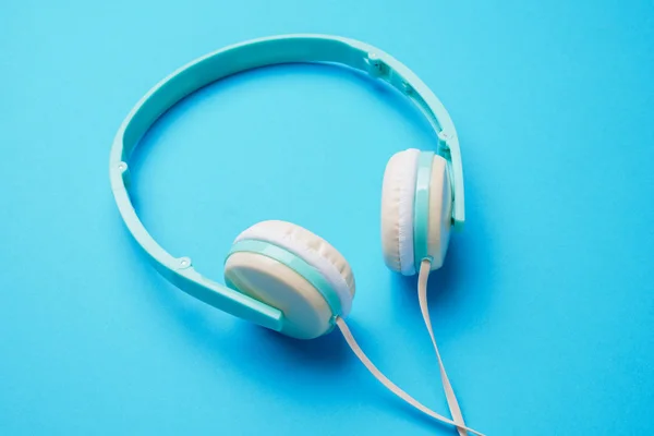 Photo of white headphones for music from above — Stock Photo, Image