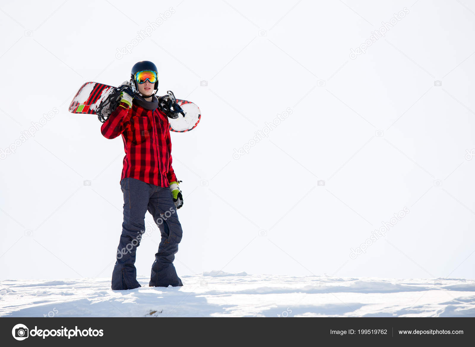 Foto Van De Man Met De Snowboard Op Schouders Staande Op De Besneeuwde Berghelling Stockfoto Rechtenvrije Foto Door C Logoff Foto Van De Man Met De Snowboard Op Schouders Staande Op De Besneeuwde Berghelling Stockfoto Rechtenvrije Foto Door C Logoff