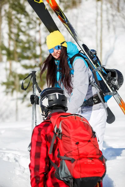 Foto de hombre de espalda y mujeres con esquís de montaña caminando en la colina de nieve —  Fotos de Stock