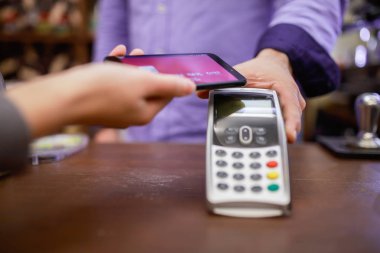 Görüntü terminal adamla satıcı ve alıcı ile smartphone