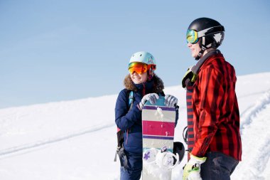 Spor kadın ve erkek snowboard tatil ile görüntü