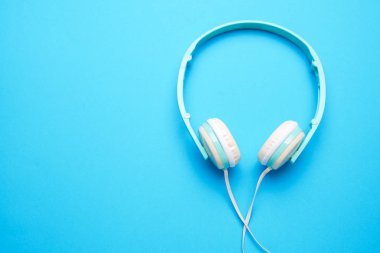 Beyaz kulaklıklar müzik yukarıdan için görüntü