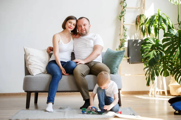 Foto von jungen Eltern mit Sohn auf Sofa — Stockfoto