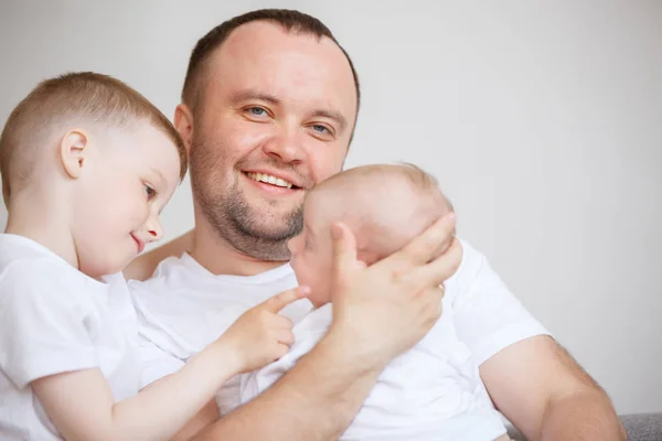 Obrázek mladý otec se dvěma syny — Stock fotografie