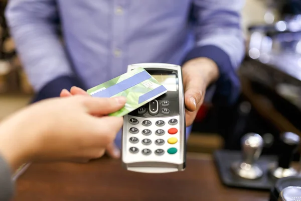 Foto des Käufers mit Bankkarte und Verkäufer mit Terminal in der Hand — Stockfoto