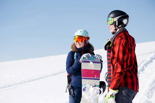 Imagen de la mujer deportiva y el hombre con snowboard de vacaciones —  Fotos de Stock