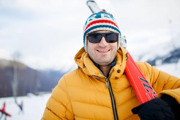 Image d'un homme sportif avec des skis de montagne — Photo