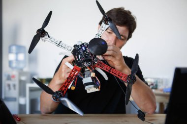 Masada oturan mühendis tamir kare polis imajını