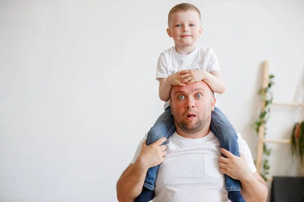 Foto des jungen Vaters mit Sohn auf den Schultern — Stockfoto
