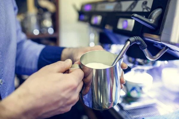 Imagem do barista homem com sautepan nas mãos — Fotografia de Stock