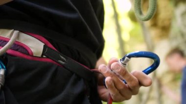 El çantanıza dağcı koşum bağlayın..