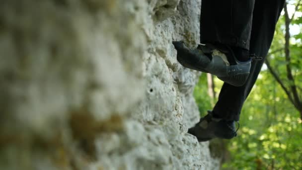 Skałki wspinaczkowe. Szczegół zbliżenie buty sportowe, przesuwając się na skale. — Wideo stockowe