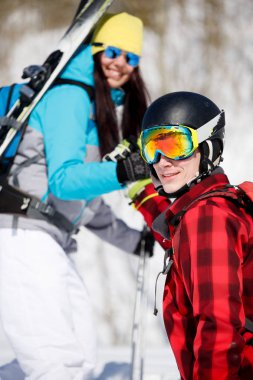 Spor erkek ve kadın dağ kayak kar tepe üzerinde yürüme ile portre