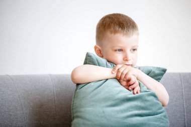 Kanepede oturan yastık ile çocuk imajının