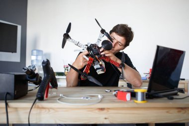 Masada oturan mühendis tamir kare polisin resmini