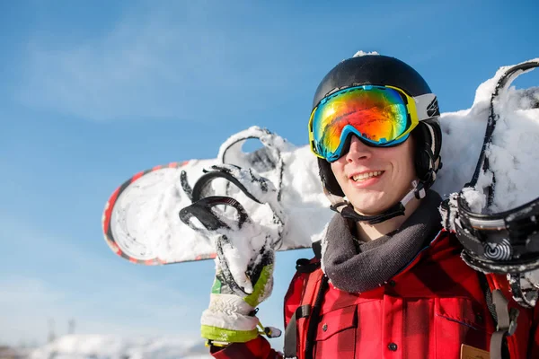 Imagen del deportista con casco y tabla de snowboard — Foto de Stock