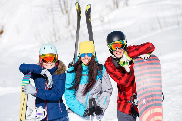 Photo de femmes et d'hommes sportifs avec snowboard en vacances — Photo