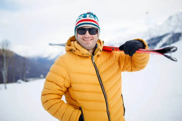 Портрет спортивного чоловіка з гірськими лижами — стокове фото