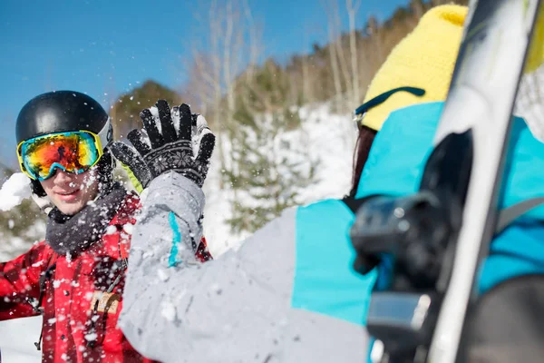 Pcture d'hommes et de femmes sportifs avec des skis de montagne marchant sur une colline de neige — Photo