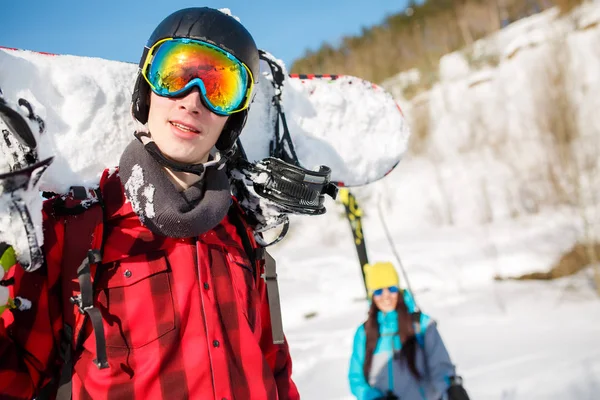 Portrait d'un sportif portant un casque avec snowboard — Photo