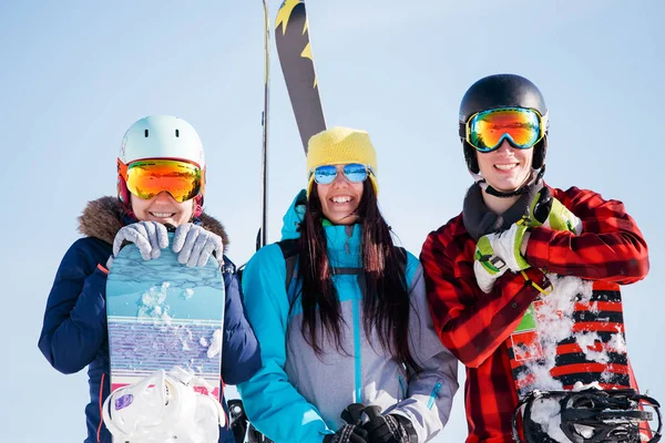 Image de femmes et d'hommes sportifs avec snowboard en vacances — Photo