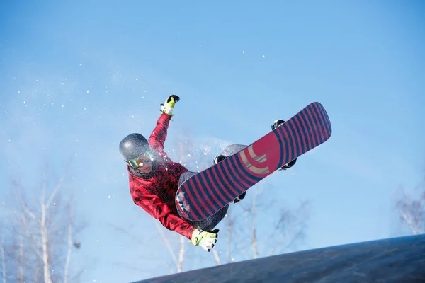 Immagine di giovane atleta che salta con snowboard — Foto Stock