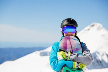 Kask ile snowboard karlı tepe üzerinde atlet fotoğrafı