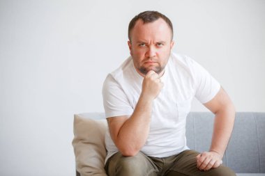 Görüntü beyaz T-shirt koltukta oturan adamın