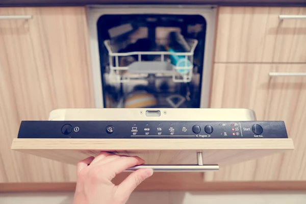 Imagem de homem mão abrindo máquina de lavar louça com pratos sujos — Fotografia de Stock