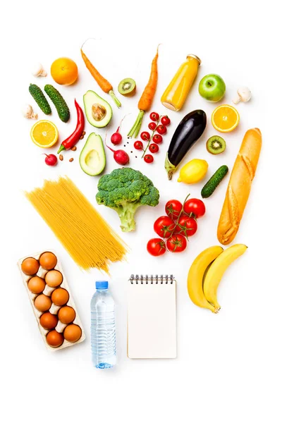 Foto di mele, arance, pasta, broccoli, avocado, carote, blocco note in bianco, uova, bottiglia d'acqua — Foto Stock