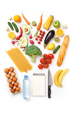 Fotoğraf elma, portakal, makarna, brokoli, avokado, havuç, boş defter, yumurta, şişe suyu, bıçak