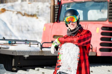 Erkek snowboard ile kask içinde gülümseyen bir görüntü