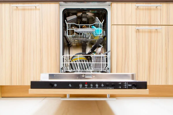 Фото открытой посудомоечной машины с грязной посудой — стоковое фото