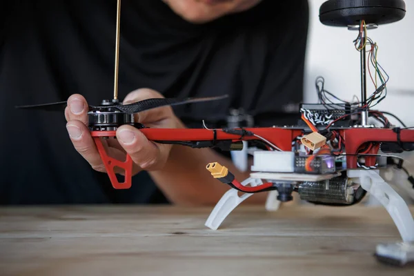 Image of man with screwdriver cleaning quadrocopter — Stock Photo, Image