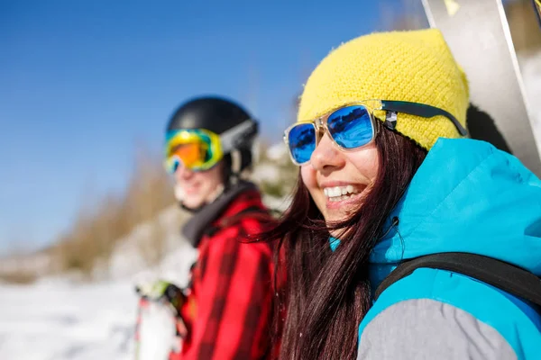 Foto de hombres deportivos y mujeres sonrientes con esquís de montaña caminando en la colina de nieve —  Fotos de Stock