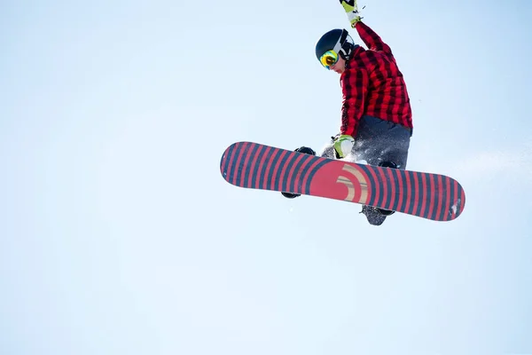 Immagine di un giovane atleta che salta con lo snowboard — Foto Stock