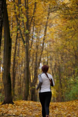 Tam büyüme orman çalışan kadının arkada fotoğraf