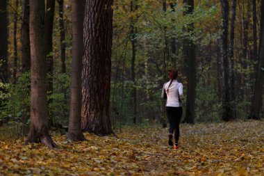Tam büyüme esmer sportif üniformalı arkada görüntüden