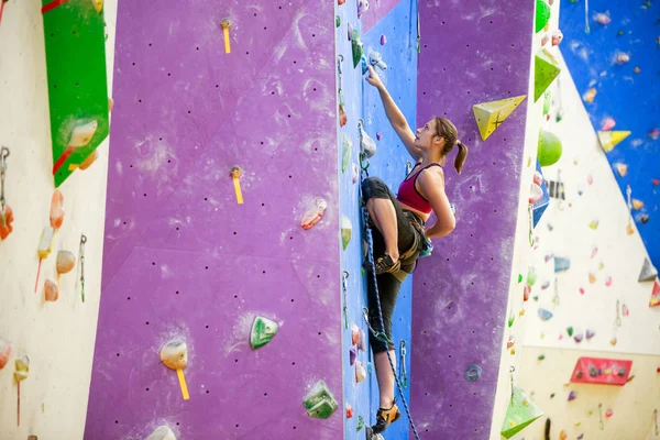 Bild der Seite des Sportmädchens mit Tasche zum Klettern an der Wand — Stockfoto