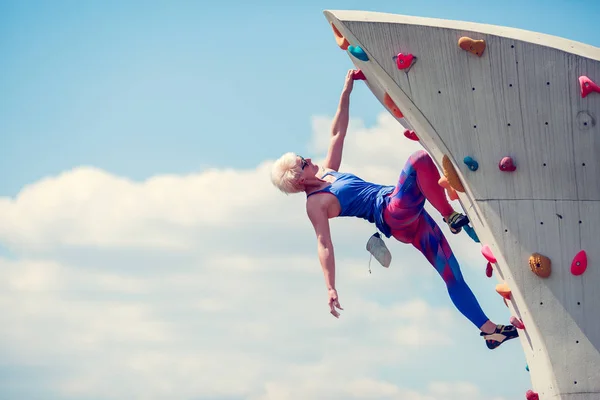 Bild von der Seite des Sportlers beim Klettern an einem felsigen Sommertag — Stockfoto