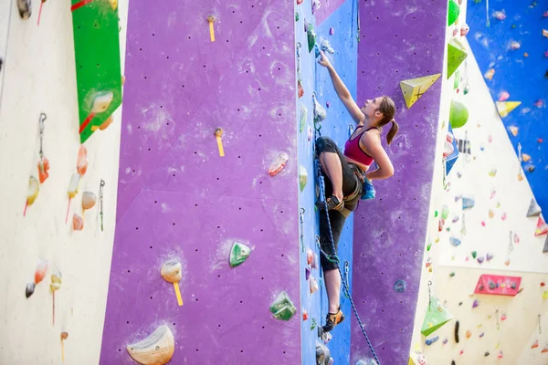 Imagen del lado de la mujer deportiva con bolsa para escalar talco en la pared — Foto de Stock