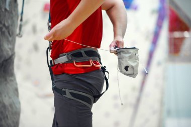 Talk çanta içinde jimnastik salonu ile erkek dağcı fotoğrafı yakın çekim