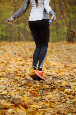 Atlama ipi ile spor ayakkabı spor kız arka görüntü