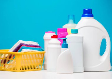 Temizlik ürünleri ve çok renkli havlu turuncu sepet içinde birkaç şişe fotoğrafı