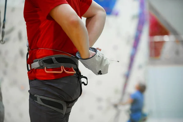 Γκρο πλαν φωτογραφία άνθρωπος ορειβάτης με ταλκ τσάντα γυμναστήριο — Φωτογραφία Αρχείου