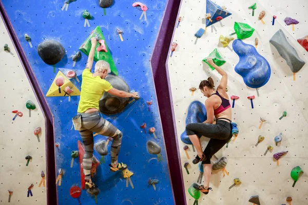 Foto zweier Sportlerinnen wetteifern an Wand ums Klettern — Stockfoto