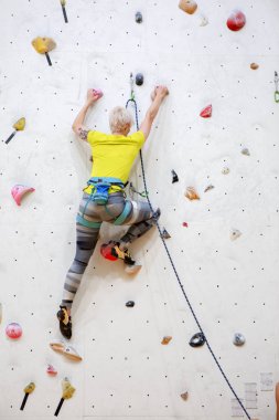 Sarı tişört karıştıran duvar üzerinde egzersiz spor kadın arka fotoğraf